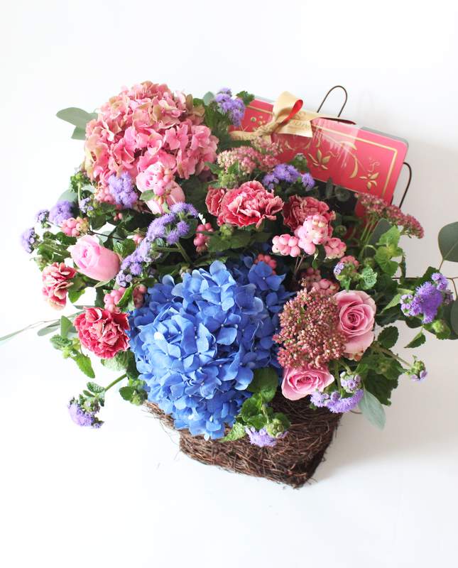 



                                    Flower with Godiva Biscuit Hamper