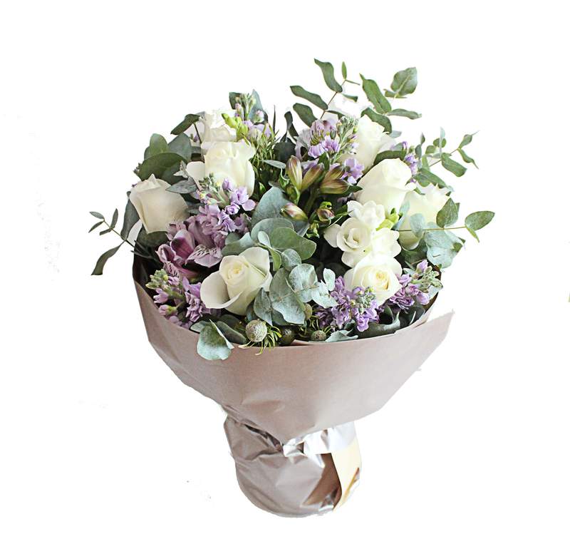 



                                    White Roses Bouquet